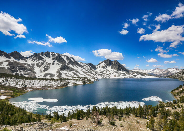 A lake surrounded by mountains in Yosemite National Park, California.