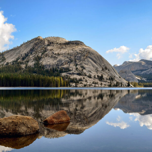 Yosemite National Park is a stunning destination located in California, just a short distance from San Francisco. This magnificent national park offers the perfect opportunity to experience nature's beauty while exploring breathtaking landscapes and iconic landmarks